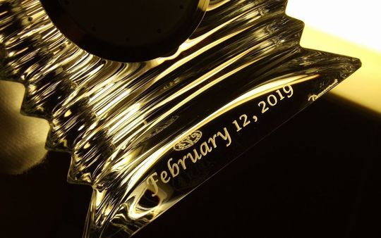 バカラのラランドクロックに結婚祝いのメッセージと記念日を名入れ彫刻した写真。輝く美しい時を贈る高級ギフトに最適