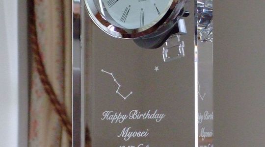 男性の誕生日に贈る名入れ置き時計 ナルミ セレナペンドラムクロックにお持ち込みデザイン、Happy Birthday、お名前、日付、ロゴを彫刻