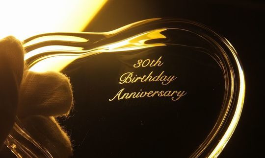 ティファニー エルサ・ペレッティのハートボックスに「30th Birthday Anniversary」の文字が名入れ彫刻された、特別な誕生日プレゼント。高級感溢れるデザインが、記念すべき30周年を華やかに祝う