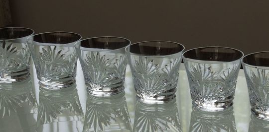 バカラのルテシアタンブラー2024を6客、テーブルの上に横に綺麗に整列して置いた写真。クリスタルの輝きと、統一されたデザインが、コレクションとしての美しさと、洗練された空間を演出します。