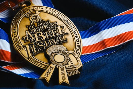 受章を祝うために授与された勲章。精巧なデザインが施されたメダルは、叙勲や功績の証として輝きを放つ