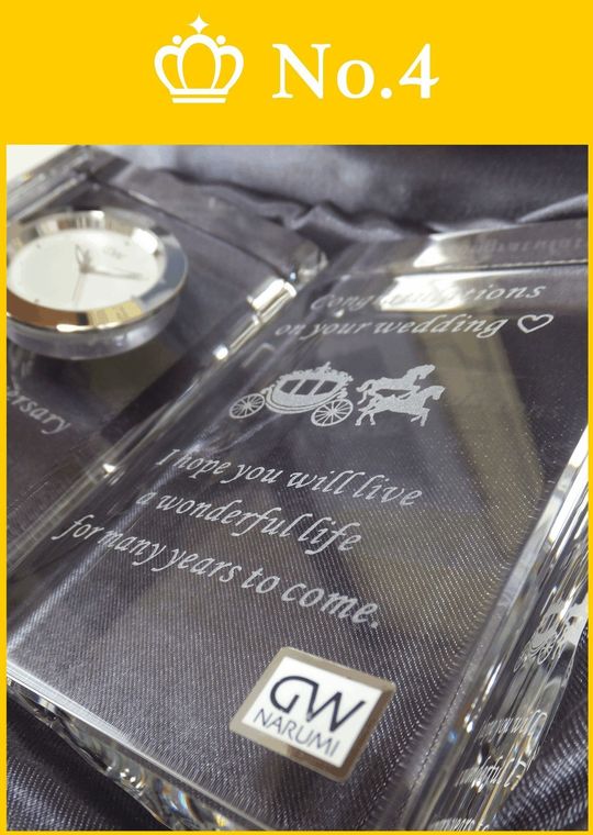 名入れ時計人気ランキング４位｜グラスワークスナルミのディクショナリークロックに彫刻された結婚祝いのタイトル、祝福のメッセージ、お二人の名前、馬車のデザイン｜新婚カップルへの心温まる贈り物