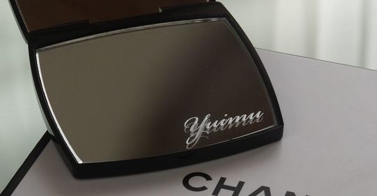 シャネルのミラー下部に『Yuimu』と名入れ彫刻された写真。ブランドの気品に個性が加わった、ギフトにも最適な特別感のあるパーソナルミラーのイメージ。