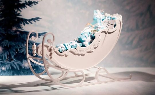 ティファニー製品一覧ページ：サンタクロースの白いそりの中に、プレゼントとして積まれたたくさんのティファニーブルーボックス。贈る喜びと特別な輝きを表現した写真です。