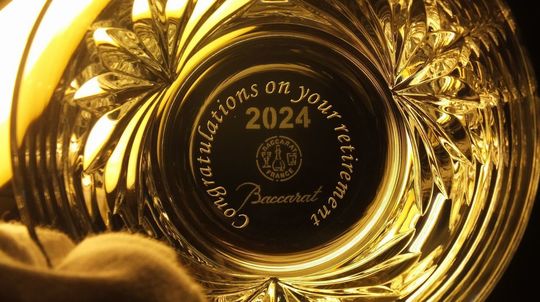 退職記念メッセージを名入れ彫刻したバカラのイヤーグラス。底面に刻まれたオリジナルメッセージ入り記念品