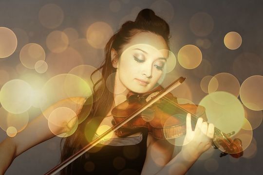 優雅にバイオリンを演奏する女性。プレゼントとしてアートを贈る贅沢なひととき。感情を動かす魅力が価値を生む瞬間
