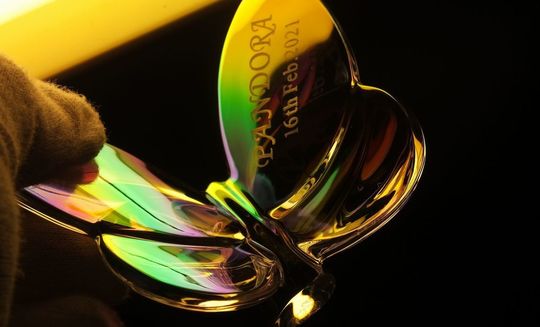 創業記念として、バカラのラッキーバタフライイリゼクリアに名入れ彫刻を施した特別な記念品