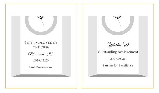 ナラティブ（物語調）な英文メッセージで、卓越したリーダーシップとチームへの献身的な貢献、そして共に歩んできた輝かしい軌跡への深い感謝を綴り、お名前、賞名、日付を名入れ彫刻した2つのクリスタルクロックのサンプル写真。情緒溢れる手書き風フォントや温かみのある書体が、これまでの功績を讃え、さらなる未来を共に刻み続ける喜びを表現する、感動的な法人向け表彰記念のイメージ。