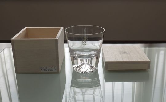 田島硝子の富士山ロックグラスと高級桐箱、蓋を並べたセット内容｜贈り物に最適な名入れ対応ギフト