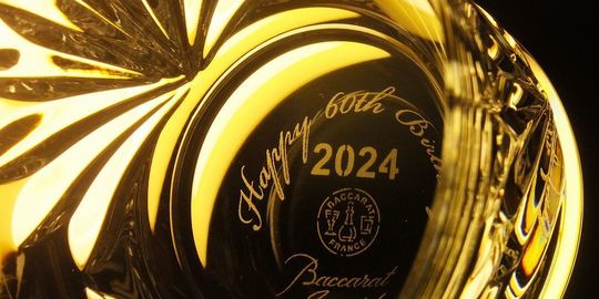 バカライヤーグラス2024の底面に施された還暦祝いの名入れ彫刻。精緻なクリスタルに「Happy 60th Anniversary」のメッセージが美しく刻まれ、60歳の記念日を祝う特別なギフトとしてぴったりのアイテムです