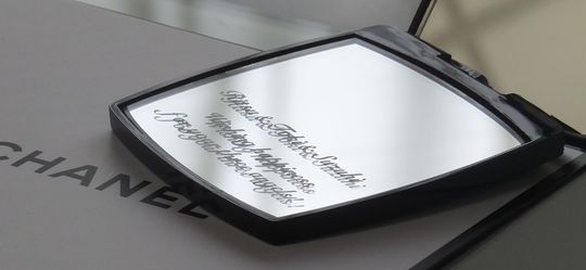 シャネルのコンパクトミラーに、ご家族からの心を込めたメッセージが名入れ彫刻された特別なギフト。洗練されたデザインが、感謝や愛情を美しく表現する贈り物。