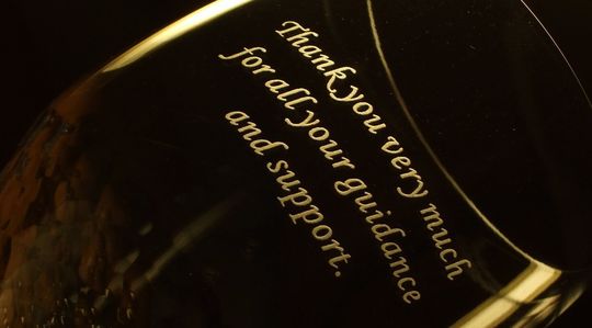 ウエッジウッドのシークインワイングラスに名入れ彫刻されたメッセージ。シンプルで洗練されたデザインに、心を込めた言葉を刻み、記念日やお祝いに最適なギフトに