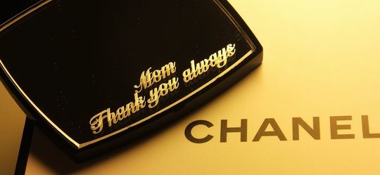 シャネルの名入れミラーに『Mom Thank you always』と彫刻された感謝のメッセージ。洗練されたデザインが、母への想いを美しく伝える上質なギフト。