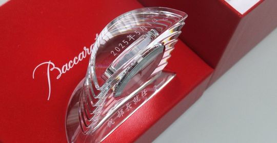 バカラ 名入れ彫刻 時計｜時を超えて輝く、想いを刻むクリスタル