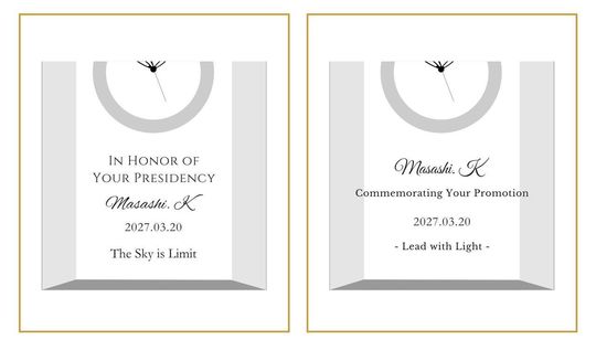 ナラティブ（物語調）な英文メッセージで、これまでの弛まぬ努力への称賛と、新たな重責におけるさらなる飛躍を願う言葉、お名前、新役職、就任日を名入れ彫刻した2つのクリスタルクロックのサンプル写真。情緒溢れる手書き風フォントや温かみのある書体が、時計が刻み始める新たなキャリアの時間を優しく、かつ力強く祝福する、感動的な法人向け昇進祝いのイメージ。