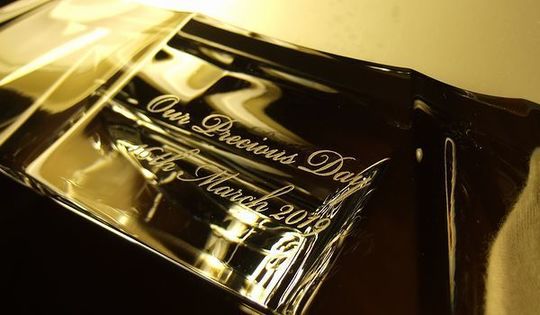 ウエッジウッドのフォトフレームに施された名入れ彫刻。シンプルで上品なデザインに、パーソナライズされた彫刻が加わり、記念日やお祝いに最適なギフトに