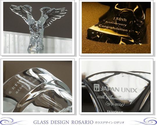 バカラの花瓶とオブジェに施された4つの創業記念の名入れ彫刻が並ぶ特別な記念品の写真