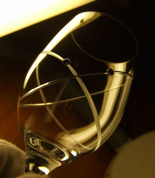 ウェッジウッド プロミシスウィズディスリングワイングラスの全体写真。リングをモチーフにしたデザインが特徴で、結婚祝いや記念日にぴったりのペアグラスです。