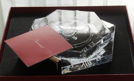 創業・設立記念として、バカラのアビスクロックに特別なデザインと名入れ彫刻を施した記念品