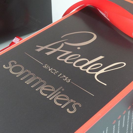 リーデルのソムリエシリーズの高級ギフトボックス。特別な日の贈り物にふさわしい、上品で贅沢なボックスデザイン