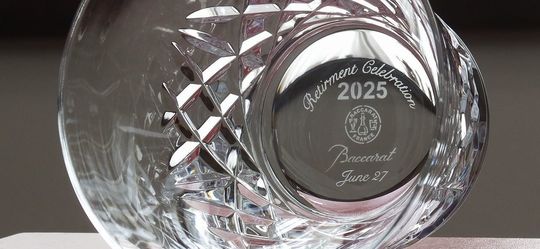 バカラのアリアタンブラー2025の底面に、『Retirement Celebration June 27』と名入れ彫刻した写真。透明なクリスタル製のタンブラーの底に、退職を祝うメッセージと日付が丁寧に刻まれています。大切な方の新たな門出を祝福する、記憶に残る特別な退職祝いの贈り物です。