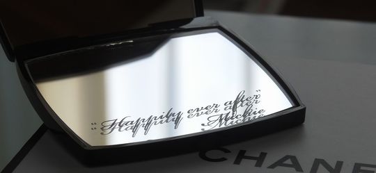 シャネルの名入れミラーに、『Happily ever after Michie』という幸せを願うメッセージが刻まれた特別なギフト。高級感あるデザインが、記念日や結婚祝いにぴったりな贈り物。