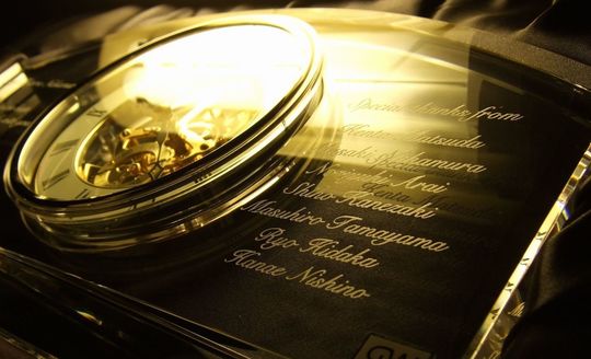 グラスワークスナルミのグラスに社長退任の感謝メッセージと役員達の名前を名入れ彫刻したオーダーメイド記念品